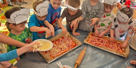 Powiększ grafikę: miedzynarodowy-dzien-pizzy-w-wesolych-skrzatach-675970.jpg