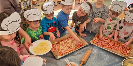 Powiększ grafikę: miedzynarodowy-dzien-pizzy-w-wesolych-skrzatach-675971.jpg