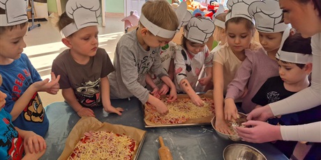 Powiększ grafikę: miedzynarodowy-dzien-pizzy-w-wesolych-skrzatach-675973.jpg