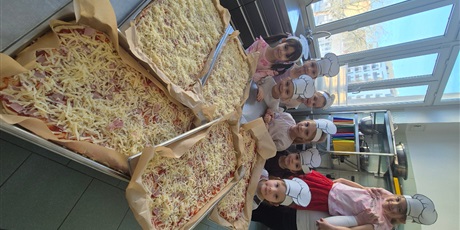 Powiększ grafikę: miedzynarodowy-dzien-pizzy-w-wesolych-skrzatach-675978.jpg