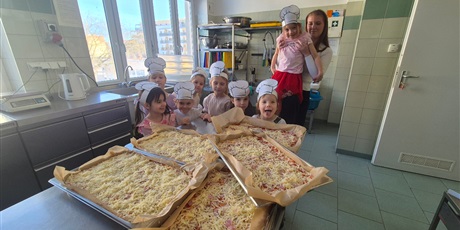 Powiększ grafikę: miedzynarodowy-dzien-pizzy-w-wesolych-skrzatach-675979.jpg