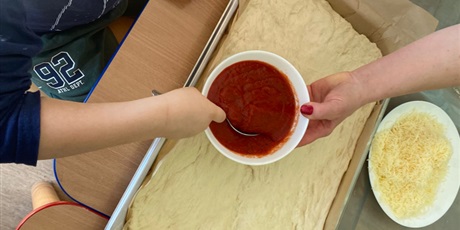 Powiększ grafikę: miedzynarodowy-dzien-pizzy-w-wesolych-skrzatach-675991.jpg