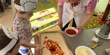 Powiększ grafikę: miedzynarodowy-dzien-pizzy-w-wesolych-skrzatach-675993.jpg