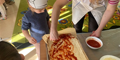 Powiększ grafikę: miedzynarodowy-dzien-pizzy-w-wesolych-skrzatach-675994.jpg