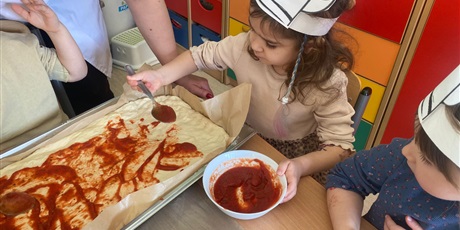 Powiększ grafikę: miedzynarodowy-dzien-pizzy-w-wesolych-skrzatach-675995.jpg