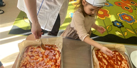 Powiększ grafikę: miedzynarodowy-dzien-pizzy-w-wesolych-skrzatach-675998.jpg