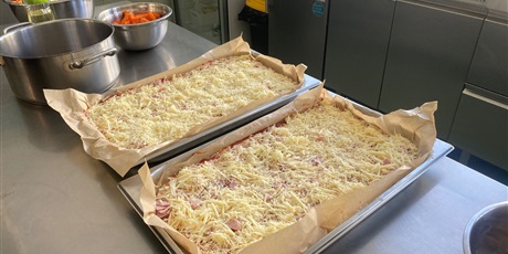 Powiększ grafikę: miedzynarodowy-dzien-pizzy-w-wesolych-skrzatach-676000.jpg