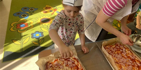 Powiększ grafikę: miedzynarodowy-dzien-pizzy-w-wesolych-skrzatach-676002.jpg