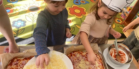 Powiększ grafikę: miedzynarodowy-dzien-pizzy-w-wesolych-skrzatach-676004.jpg