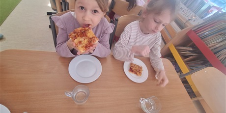 Powiększ grafikę: miedzynarodowy-dzien-pizzy-w-wesolych-skrzatach-676013.jpg