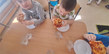 Powiększ grafikę: miedzynarodowy-dzien-pizzy-w-wesolych-skrzatach-676014.jpg