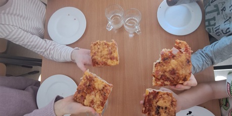 Powiększ grafikę: miedzynarodowy-dzien-pizzy-w-wesolych-skrzatach-676015.jpg