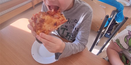 Powiększ grafikę: miedzynarodowy-dzien-pizzy-w-wesolych-skrzatach-676018.jpg