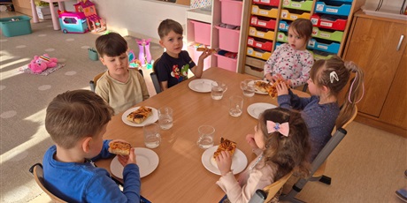 Powiększ grafikę: miedzynarodowy-dzien-pizzy-w-wesolych-skrzatach-676020.jpg