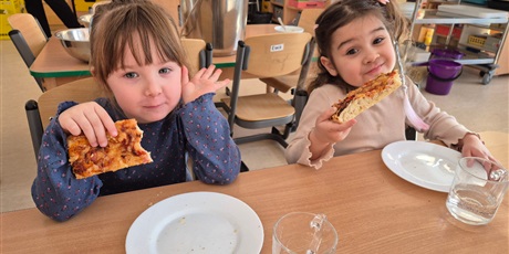 Powiększ grafikę: miedzynarodowy-dzien-pizzy-w-wesolych-skrzatach-676021.jpg