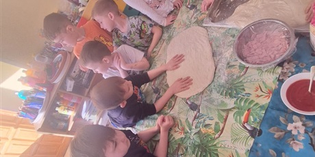 Powiększ grafikę: miedzynarodowy-dzien-pizzy-w-wesolych-skrzatach-676031.jpg