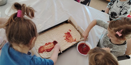 Powiększ grafikę: miedzynarodowy-dzien-pizzy-w-wesolych-skrzatach-676039.jpg