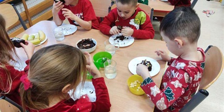 Powiększ grafikę: mikolajkowa-niespodzianka-slodkie-dekorowanie-i-wizyta-swietego-mikolaja-663286.jpg