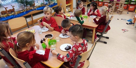 Powiększ grafikę: mikolajkowa-niespodzianka-slodkie-dekorowanie-i-wizyta-swietego-mikolaja-663288.jpg