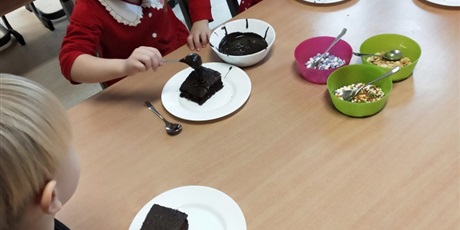 Powiększ grafikę: mikolajkowa-niespodzianka-slodkie-dekorowanie-i-wizyta-swietego-mikolaja-663295.jpg