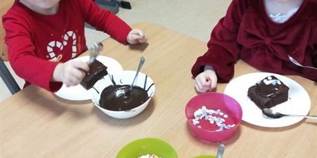 Powiększ grafikę: mikolajkowa-niespodzianka-slodkie-dekorowanie-i-wizyta-swietego-mikolaja-663297.jpg