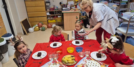 Powiększ grafikę: mikolajkowa-niespodzianka-slodkie-dekorowanie-i-wizyta-swietego-mikolaja-663300.jpg