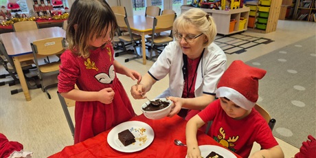 Powiększ grafikę: mikolajkowa-niespodzianka-slodkie-dekorowanie-i-wizyta-swietego-mikolaja-663302.jpg