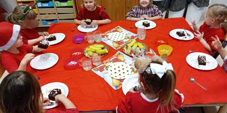 Powiększ grafikę: mikolajkowa-niespodzianka-slodkie-dekorowanie-i-wizyta-swietego-mikolaja-663308.jpg