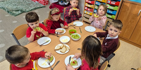 Powiększ grafikę: mikolajkowe-kanapki-w-wesolych-skrzatach-663315.jpg