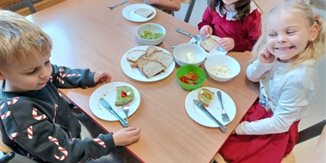 Powiększ grafikę: mikolajkowe-kanapki-w-wesolych-skrzatach-663328.jpg