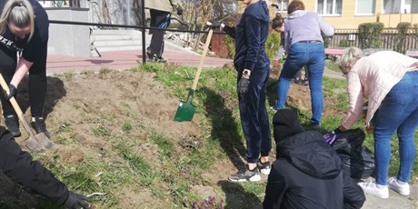 Powiększ grafikę: Na zdjęciu praca w ogrodzie przedszkolym oraz grupa ludzi kopiących łopatami ziemię.