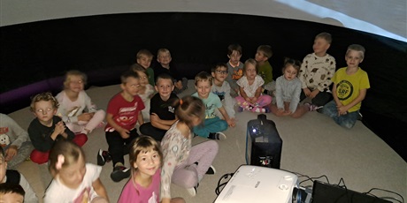 Powiększ grafikę: mobilne-planetarium-seans-473524.jpg