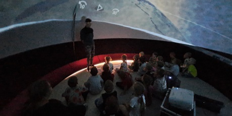 Powiększ grafikę: mobilne-planetarium-seans-473526.jpg