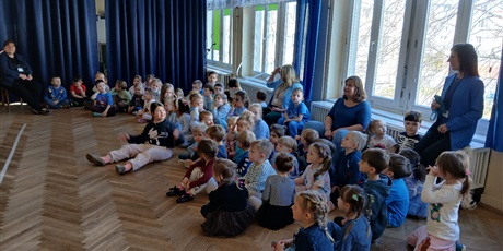 Powiększ grafikę: niebieskie-igrzyska-w-przedszkolu-wesole-skrzaty-687364.jpg