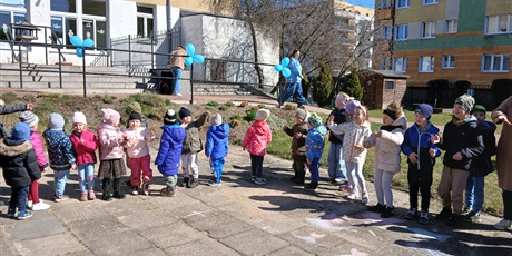 Powiększ grafikę: niebieskie-igrzyska-w-przedszkolu-wesole-skrzaty-687376.jpg