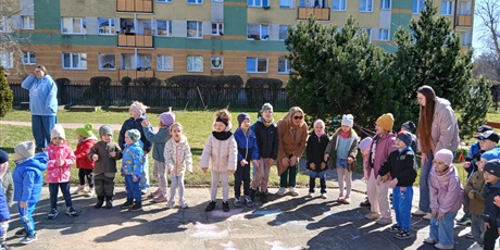 Powiększ grafikę: niebieskie-igrzyska-w-przedszkolu-wesole-skrzaty-687377.jpg