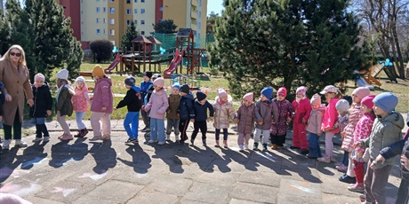 Powiększ grafikę: niebieskie-igrzyska-w-przedszkolu-wesole-skrzaty-687378.jpg