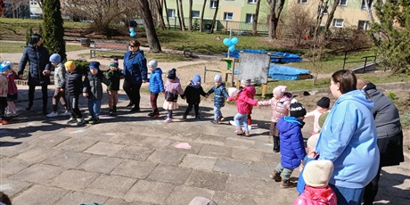 Powiększ grafikę: niebieskie-igrzyska-w-przedszkolu-wesole-skrzaty-687380.jpg