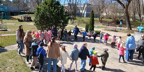 Powiększ grafikę: niebieskie-igrzyska-w-przedszkolu-wesole-skrzaty-687381.jpg