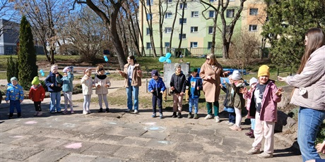 Powiększ grafikę: niebieskie-igrzyska-w-przedszkolu-wesole-skrzaty-687382.jpg