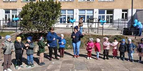 Powiększ grafikę: niebieskie-igrzyska-w-przedszkolu-wesole-skrzaty-687383.jpg