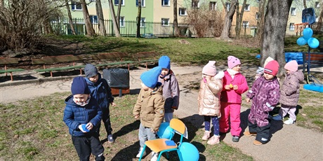 Powiększ grafikę: niebieskie-igrzyska-w-przedszkolu-wesole-skrzaty-687385.jpg