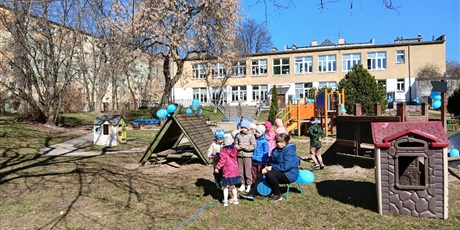 Powiększ grafikę: niebieskie-igrzyska-w-przedszkolu-wesole-skrzaty-687391.jpg