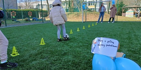 Powiększ grafikę: niebieskie-igrzyska-w-przedszkolu-wesole-skrzaty-687395.jpg