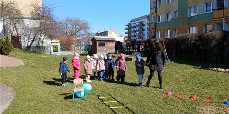 Powiększ grafikę: niebieskie-igrzyska-w-przedszkolu-wesole-skrzaty-687396.jpg