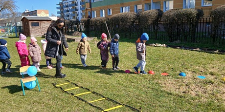 Powiększ grafikę: niebieskie-igrzyska-w-przedszkolu-wesole-skrzaty-687397.jpg