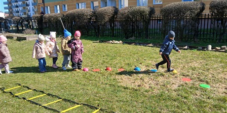 Powiększ grafikę: niebieskie-igrzyska-w-przedszkolu-wesole-skrzaty-687398.jpg