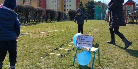 Powiększ grafikę: niebieskie-igrzyska-w-przedszkolu-wesole-skrzaty-687399.jpg