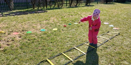 Powiększ grafikę: niebieskie-igrzyska-w-przedszkolu-wesole-skrzaty-687401.jpg