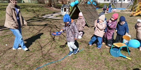 Powiększ grafikę: niebieskie-igrzyska-w-przedszkolu-wesole-skrzaty-687402.jpg